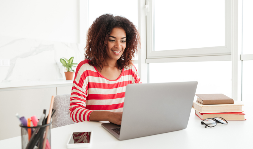 Femme devant un ordinateur contente